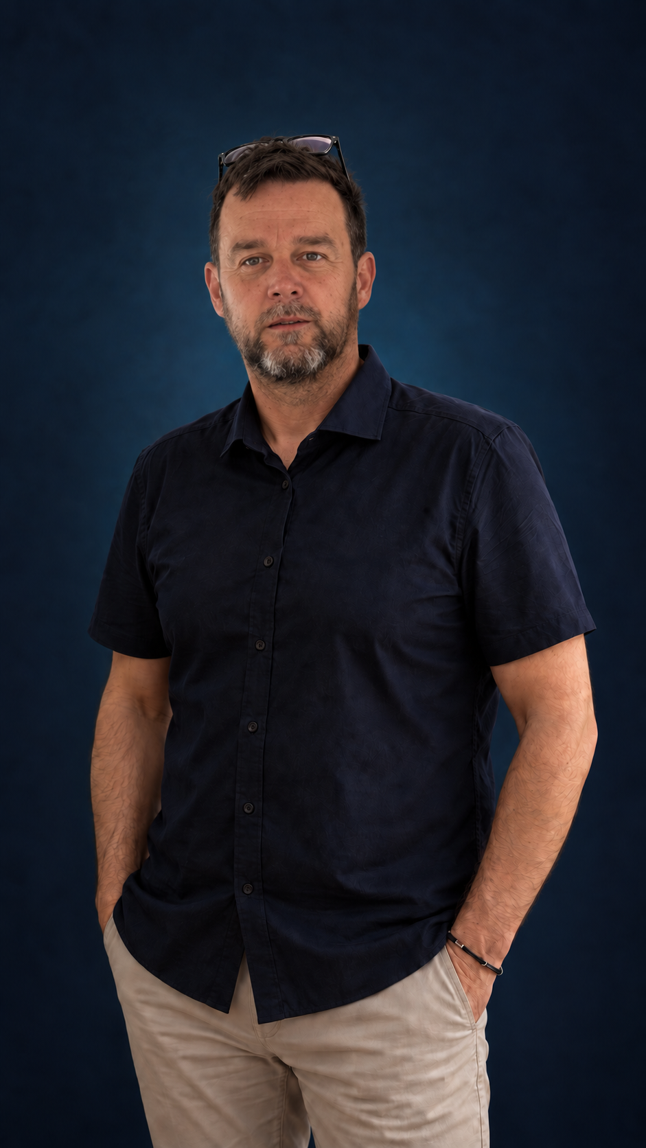 Georg Gerster vor dunkelblauem Hintergrund